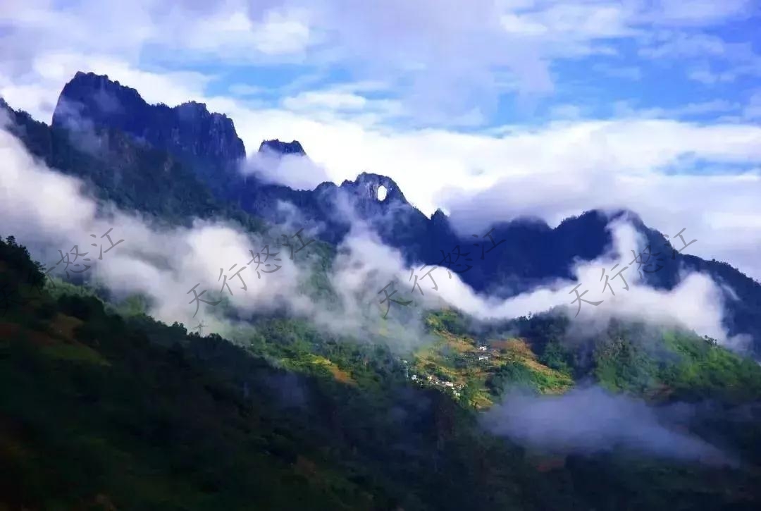 “怒江美麗公路”領略絕美風景 “車在路上走，人在畫里行”